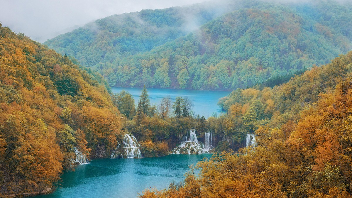 Imagine Stire „Cea mai frumoasă excursie de toamnă”. Parcul Național cu lacuri cu apă turcoaz și limpede precum cristalul, pâraie și zeci de cascade, în Croația | 2review.ro