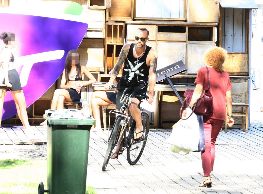 Nergal jedzie na hipsterskim rowerze