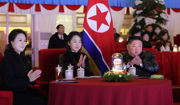 Kim Džong Un sa suprugom RI Sol i ćerkom Kim Džu Ae na proslavi Nove godine u Pjonjangu