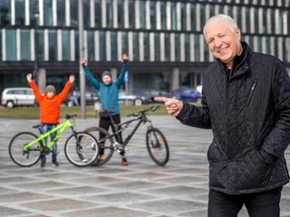 Prezes 2Riders Marek Kukuryka może pochwalić się wyjątkowo bogatym doświadczeniem zawodowym. Karierę rozpoczynał w latach 80. jako dziennikarz, jednak już w wolnej Polsce związał się z biznesem. Przez lata zarządzał wieloma firmami, w dużej mierze z sektora sci-tech. Dziś stoi na czele zespołu, który opracował jedyny na świecie produkt dla miłośników rodzinnego kolarstwa