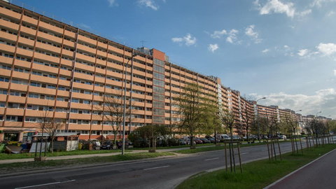 Najdłuższe bloki mieszkalne w Polsce. Rekordzista posiada 16 klatek schodowych