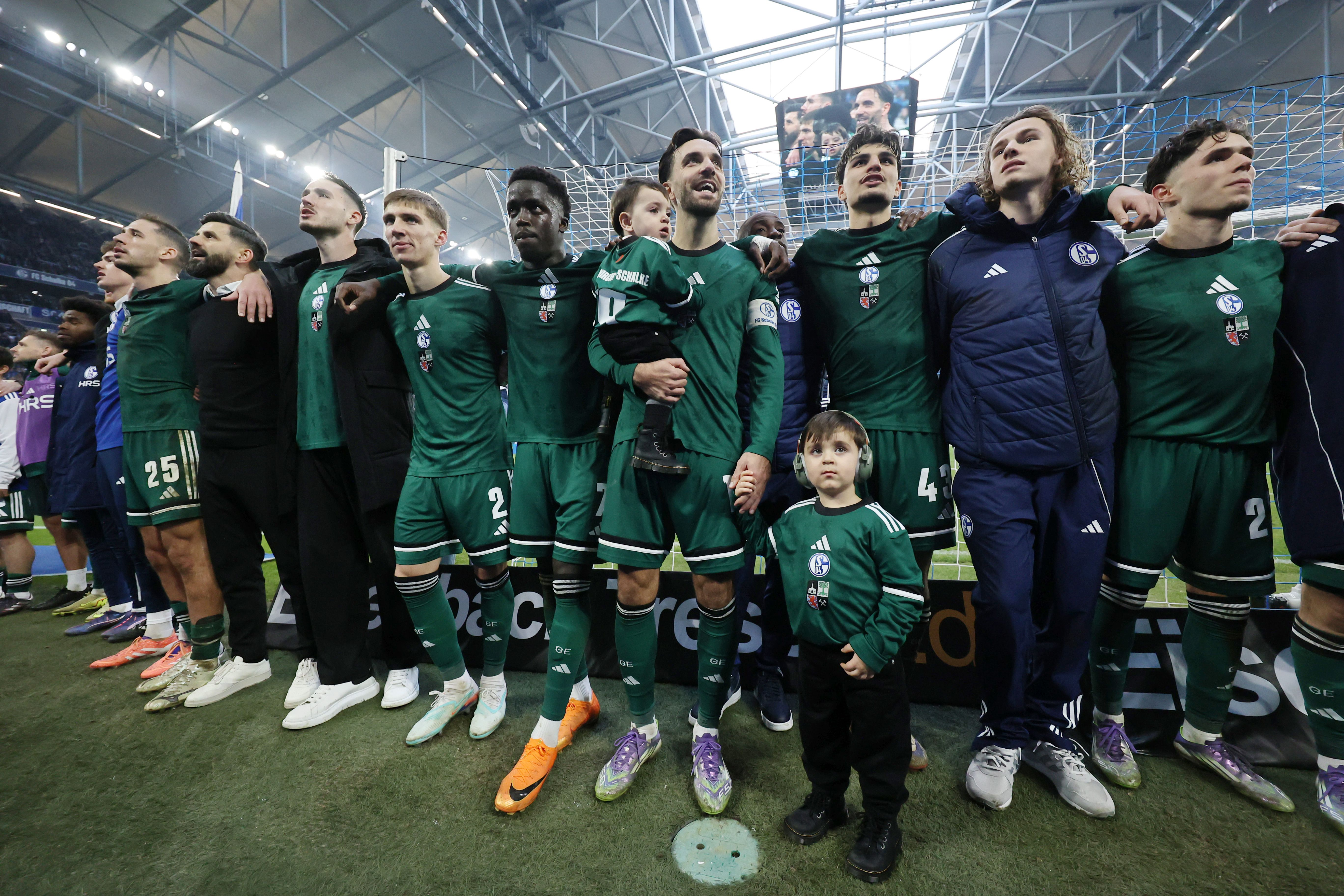 Schalke ist Herbstmeister - Düsseldorf entlässt Allofs und holt Mislintat