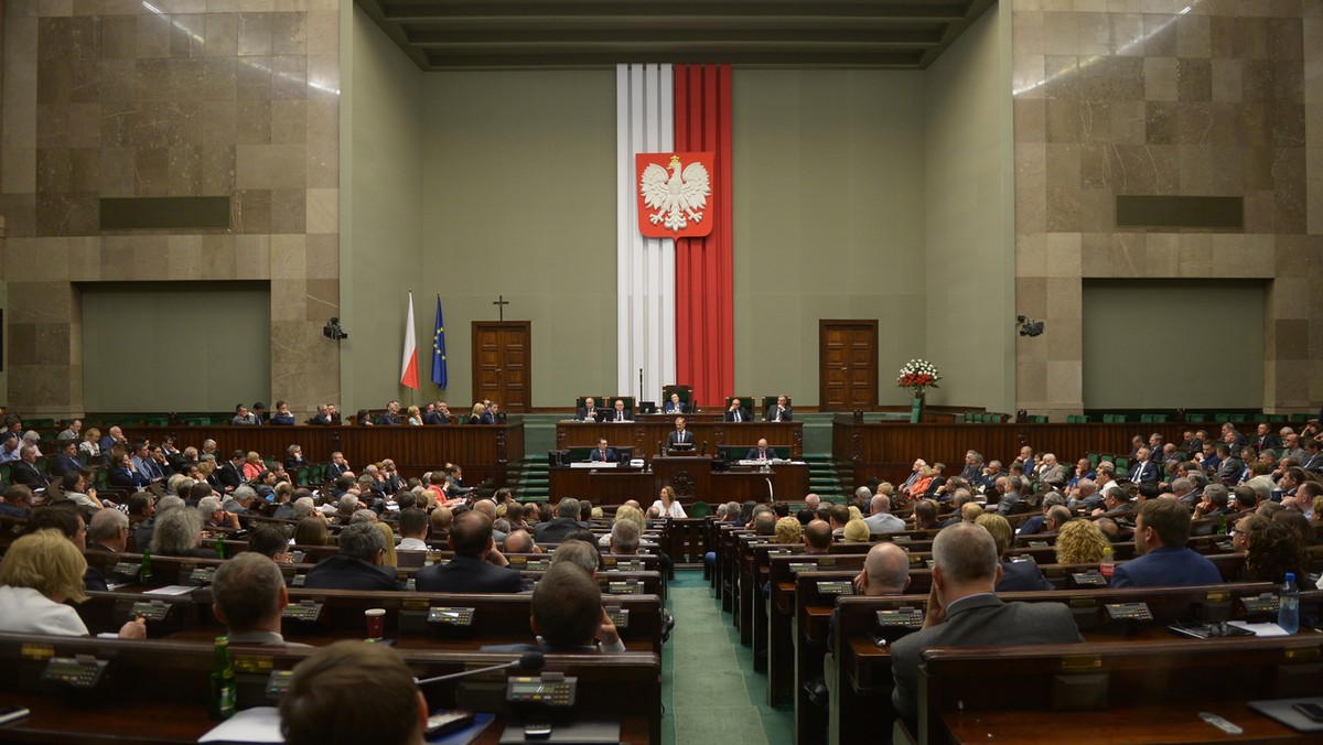 Większość posłów opowiedziała się w piątek za nowelizacją ustawy Prawo o szkolnictwie wyższym. Przyjęto m.in. poprawki dotyczące zniesienia opłat za drugi kierunek studiów i nowych rozwiązań ws. komercjalizacji wyników badań naukowych.