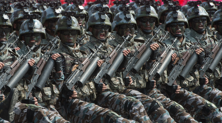 A szakértő a fegyverek alján lévő henger alakú tárt is ha-
szontalannak minősítette, csakúgy mint a szemüvegeket / Fotó: AFP