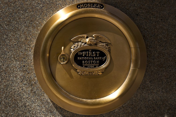 1. USA. Niekwestionowanym liderem jeśli chodzi o wielkość oficjalnych rezerw złota. Choć USA posiadają 8 133,5 ton złota, to w przeliczeniu na jednego mieszkańca wypadają już znacznie gorzej.