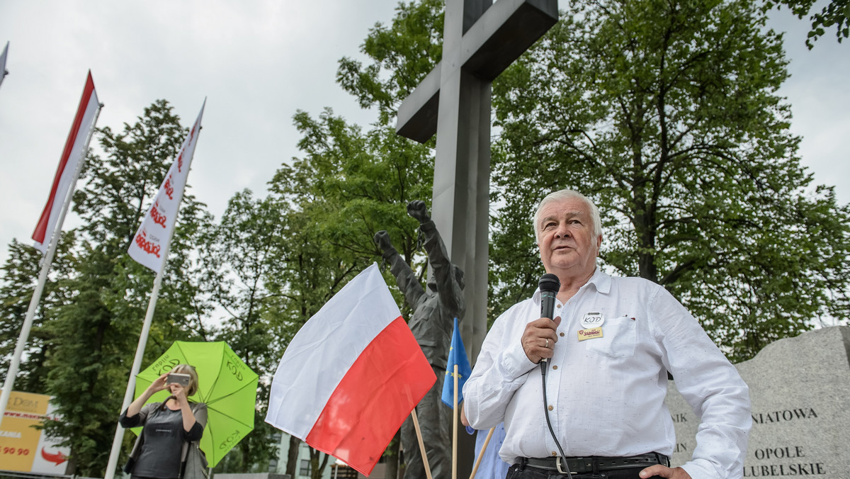W Lublinie pod pomnikiem Lubelskiego Lipca '80 przewodniczący Komitetu Obrony Demokracji Krzysztof Łoziński złożył kwiaty i wezwał opozycję do wspólnego działania.