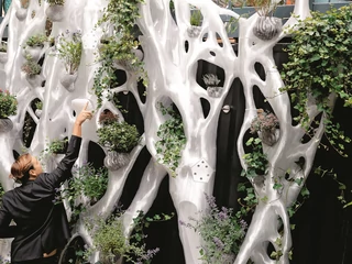 Instalacja Genesis Eco Screen w Berlinie, wydrukowana na wielkiej drukarce 3D z plastiku z butelek PET, to przykład efektownego współczesnego recyklingu opakowań