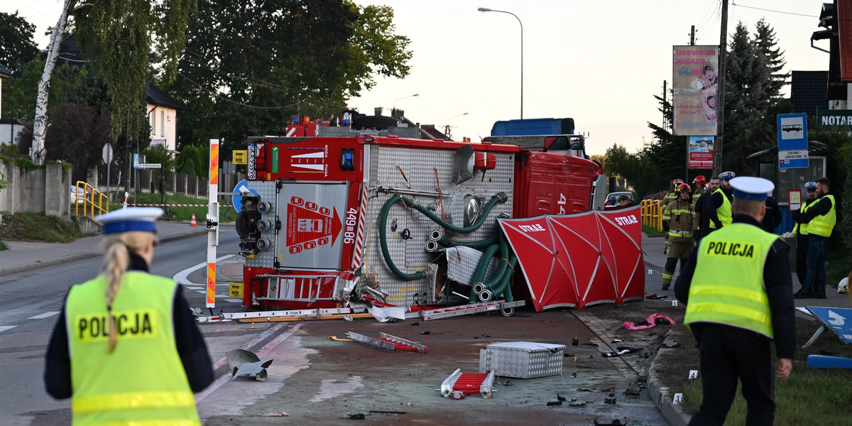 Polscy strażacy w wyjątkowy sposób pożegnają zmarłych druhów OSP Żukowo.