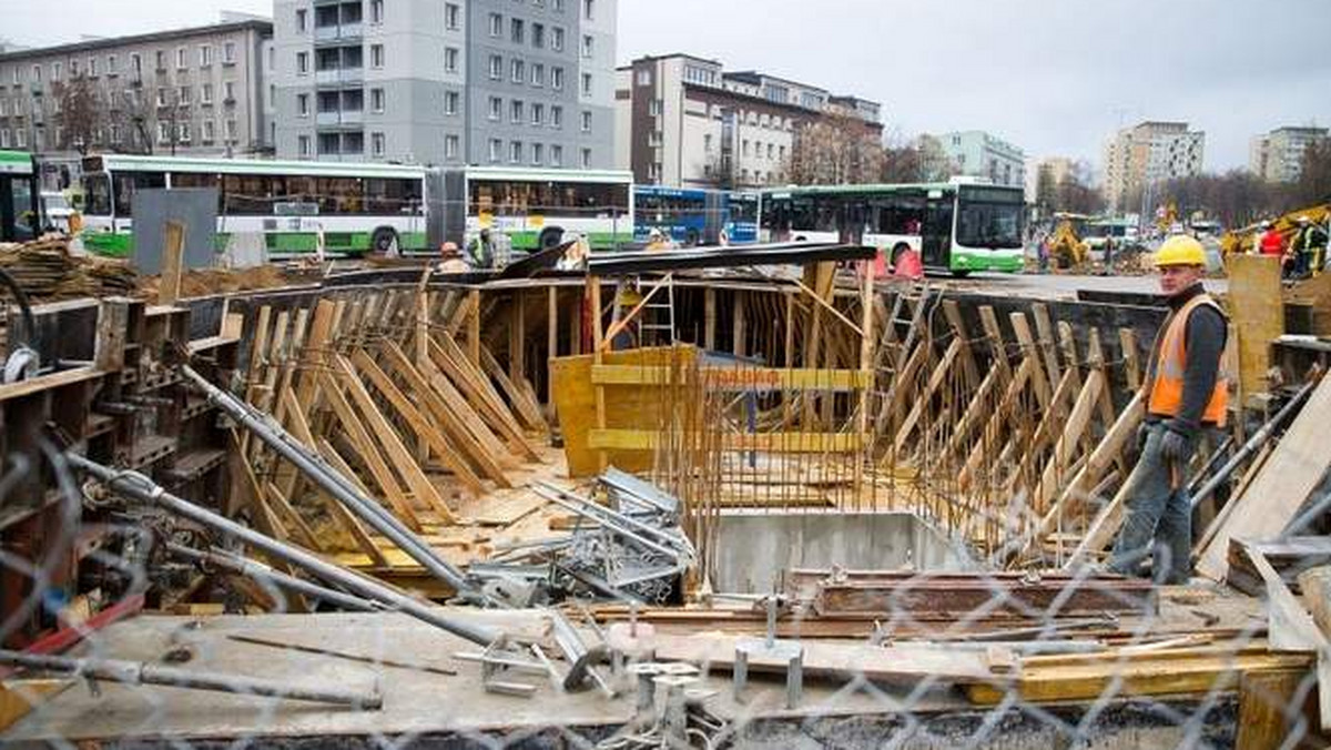 Nie ma w tej chwili opóźnień przy modernizacji jednej z najważniejszych ulic w mieście. Zostało do wykonania około 15 procent zaplanowanych prac. Przy przejściu podziemnym pojawiły się już nawet metalowe konstrukcje.