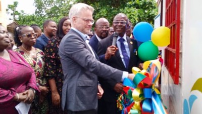 L-R: Mr Markus Wauschkuhn, Head of Programme, GIZ-SEDIN, Mr Abayomi Abolaji, Permanent Secretary, Lagos State Ministry Of Education and others at the opening of a lab cabin donated to Meiran Community Senior High School, Lagos State, by the GIZ-SEDIN on Thursday.