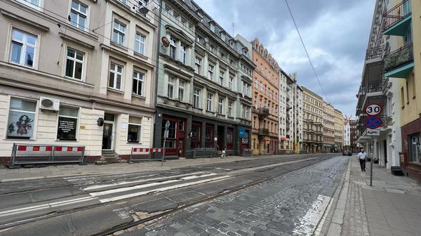 Ulica Szczytnicka najpierw przejdzie remont torowiska, który juz trwa, potem kolejny etap