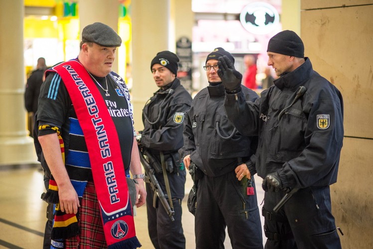 Tak wyglądała ewakuacja kibiców na stadionie w Hanowerze