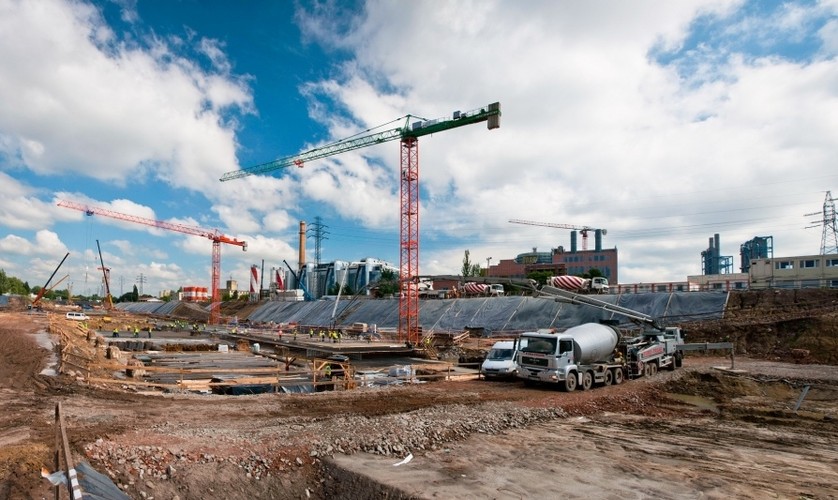 DWORZEC POŁĄCZY KOMUNIKACJĘ<br>

Cały projekt inwestycyjny powierzono konsorcjum firm Torpom, Astaldi, PBDiM oraz Intercor.
Ich zadaniem będzie budowa dworca, modernizacja ok. 2,5 km torów kolejowych w kierunku Łodzi Widzew i wybudowanie tunelu o długości ok. 1700 m.
Inwestycja stanie się częścią multimodalnego węzła komunikacyjnego, który w centrum miasta połączy kolej, autobusy dalekobieżne, komunikację miejską oraz prywatne samochody.
Ważną częścią tego systemu będą nowe ulice Nowotargowa i Nowowęglowa. Obecna ulica Węglowa zostanie rozebrana. Przebudowana zostanie linia tramwajowa od ul. Narutowicza do ul. Tuwima oraz system drogowy. Zdjęcie: NLF Torpol-Astaldi s.c.