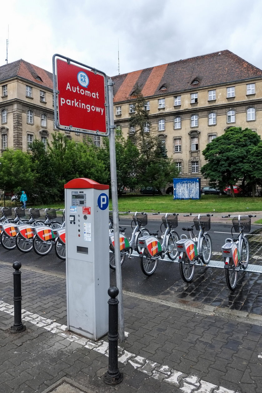 Stacje roweru miejskiego zajęły miejsca parkingowe