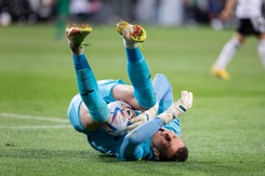 Zych jak Kuszczak. Kobylak strzelił mu gola sprzed własnego pola karnego [WIDEO]