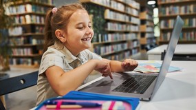 735 tys. urządzeń dla szkół. Ministerstwo Cyfryzacji rozstrzyga gigantyczny przetarg z KPO