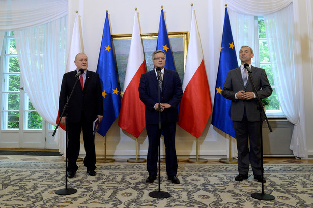 Od lewej: przewodniczący OPZZ Jan Guz, prezydent Bronisław Komorowski, prezes ZNP Sławomir Broniarz