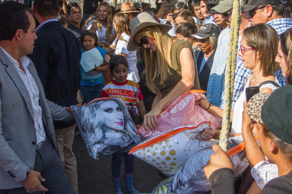 Paris Hilton odwiedziła poszkodowanych w trzęsieniu ziemi w Meksyku