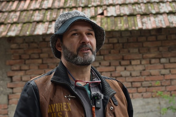 (VIDEO) NAŠ GLUMAC ORE NJIVU ZA 1. MAJ Odselio se iz Beograda na selo: Radi i za praznik, evo šta sve proizvodi