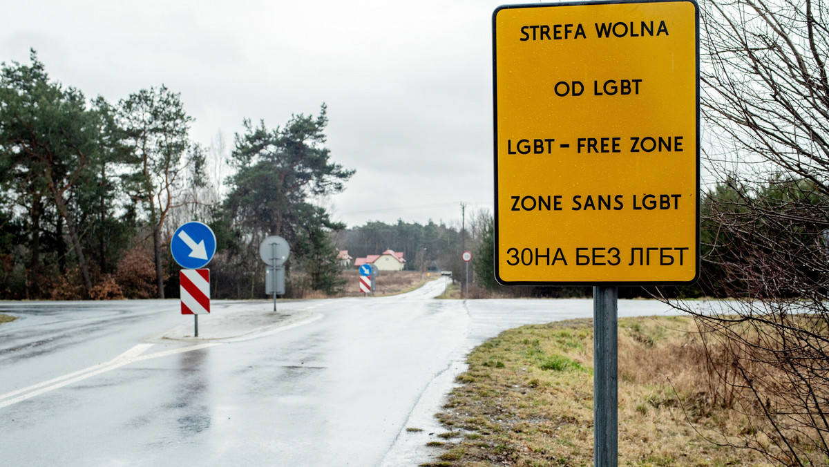 Znak "Strefa wolna od LGBT". Aktywista uniewinniony przez sąd