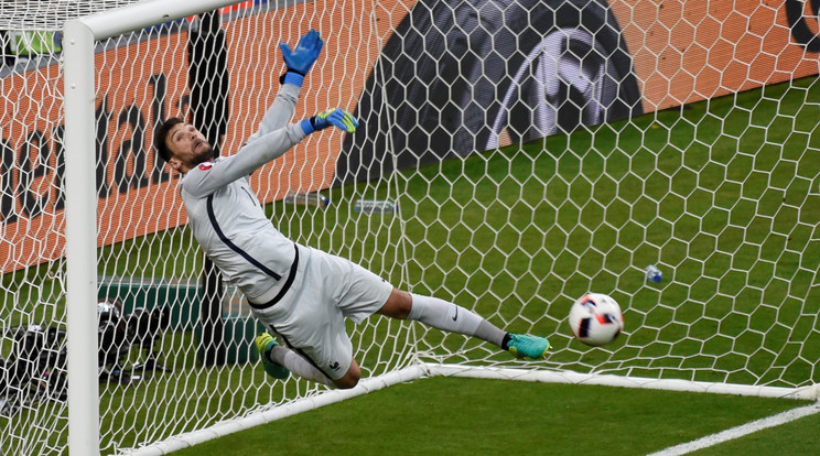 Megeshet, hogy Lloris önfeláldozó mentése a franciák Eb-címébe került /Fotó: AFP