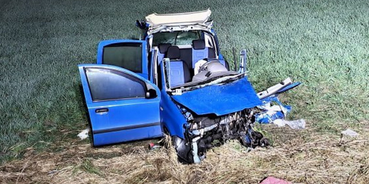 Makabryczny wypadek. Auto rozpadło się na części.