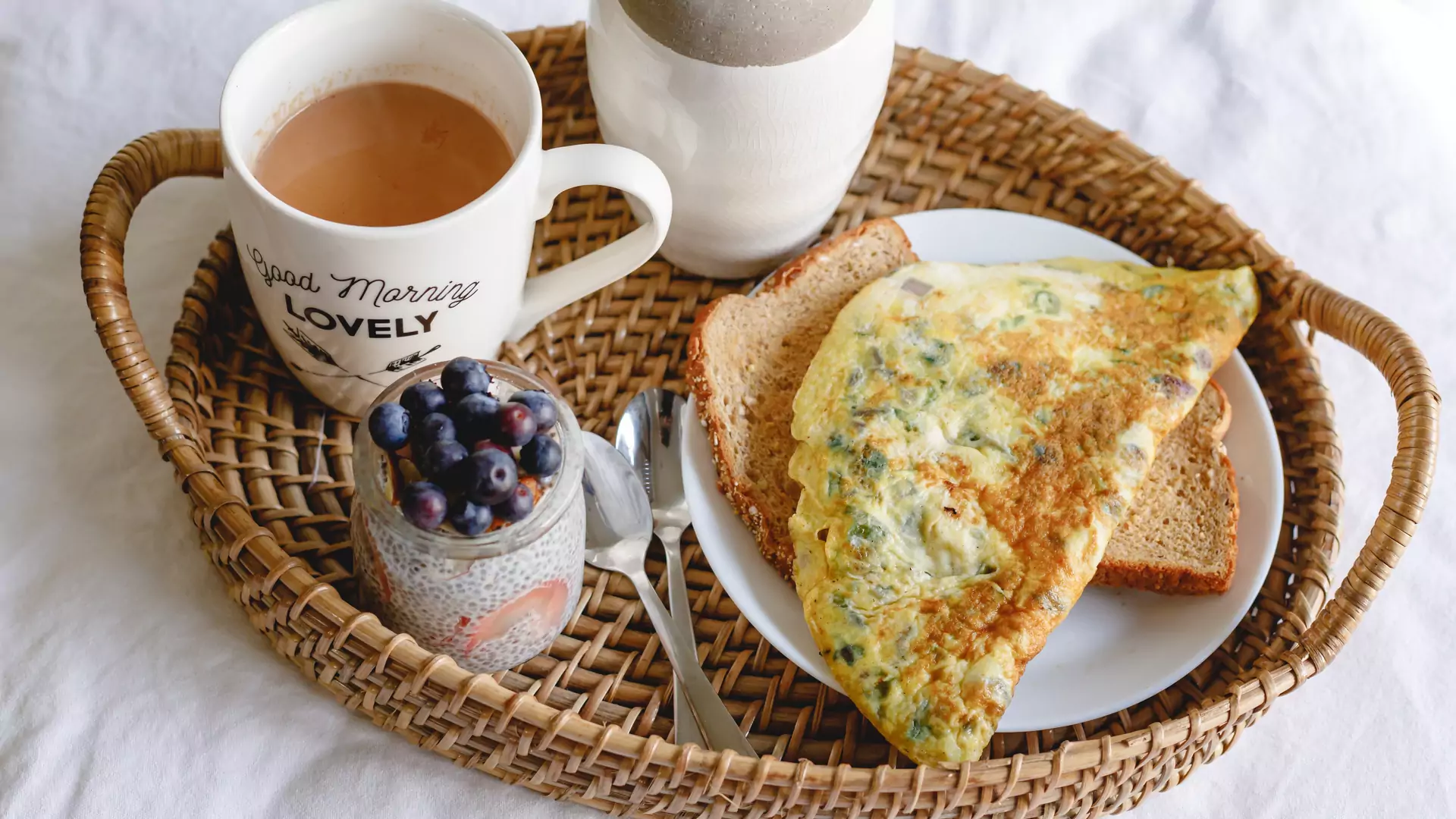 Puszysty omlet w dwóch wersjach. Skusisz się na tę słodką czy wytrawną?