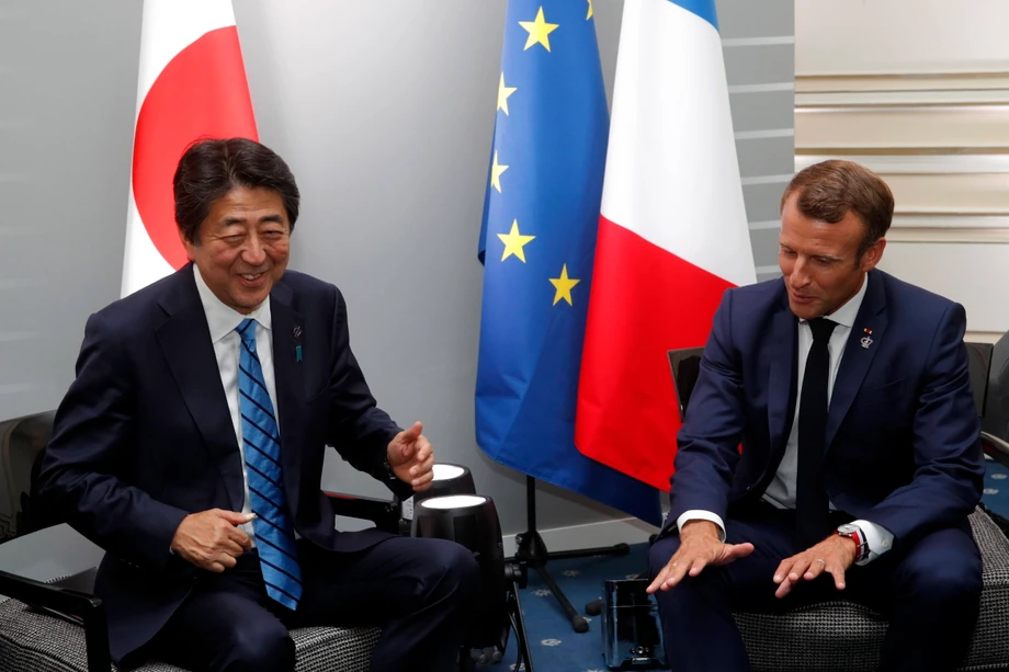 Emmanuel Macron i premier Japonii Shinzo Abe