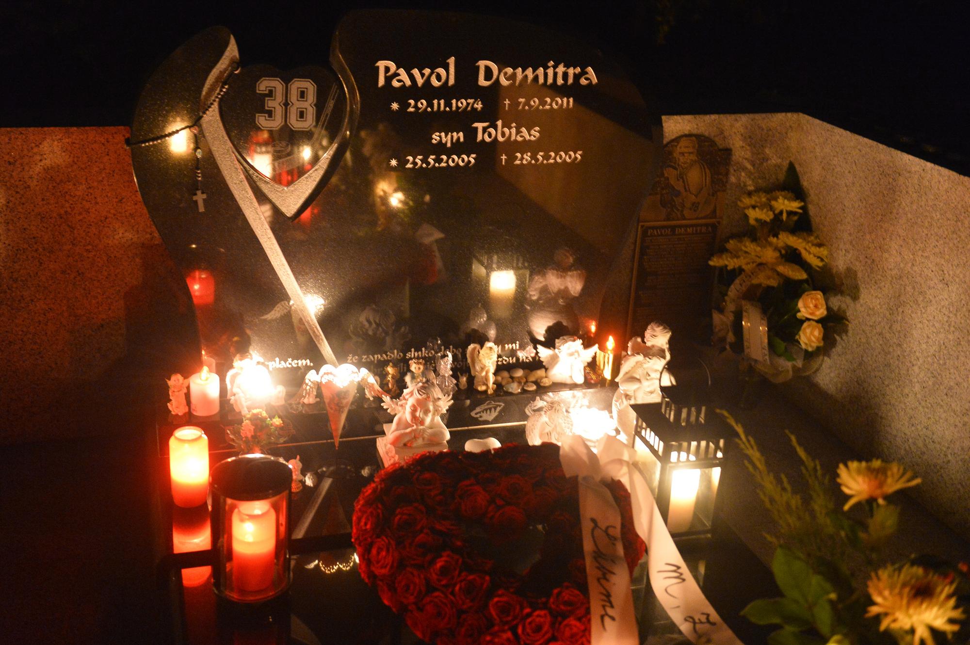 Ľudia zapaľovali sviečky na hrobe Pavla Demitru.