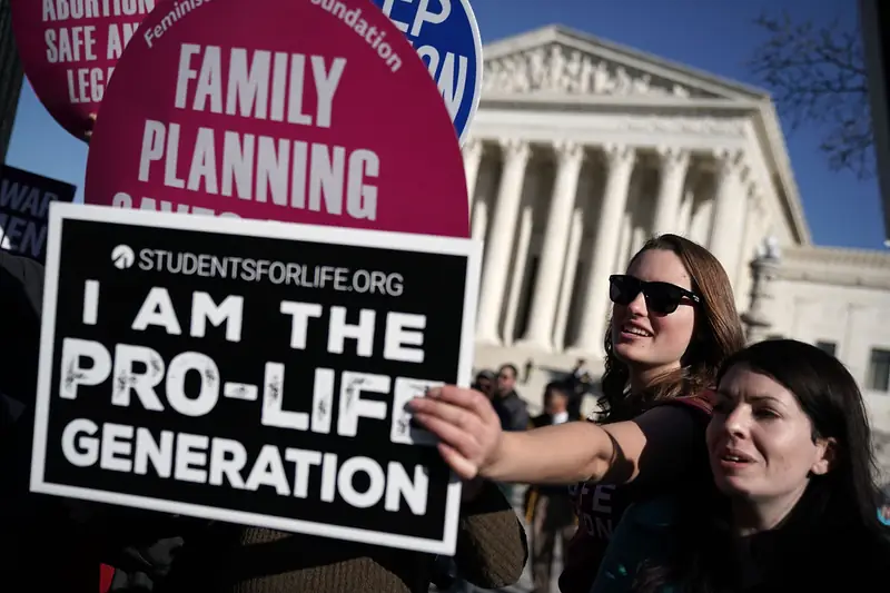 Aktywistki pro-life zasłaniają plakat aborcyjny podczas Marszu dla życia, Waszyngton 