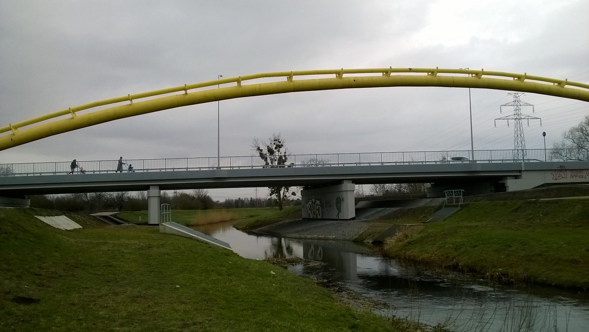 Most Racławicki to od wczoraj oficjalna nazwa nowego wrocławskiego mostu, który pod koniec zeszłego roku połączył ulicę Racławicką z Aleją Piastów. Decyzję podjęli radni podczas sesji. Przeciw takiej propozycji był jedynie radny PO Sebastian Lorenc.