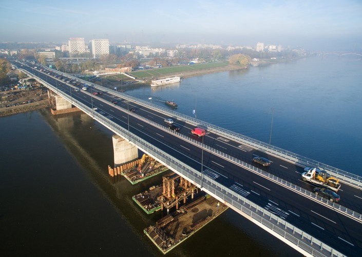 Ponadto, są prowadzone prace związane z odbudową instalacji ciepłowniczej, która zostanie podłączona do konstrukcji. W przyszłym roku powstanie też ścieżka rowerowa. <br><br>fot.(mae/zuz) PAP/Leszek Wdowiński