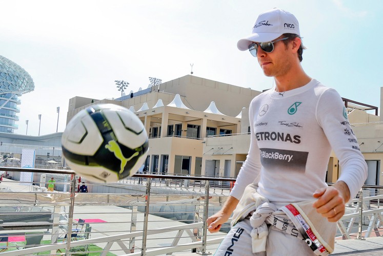 Nico Rosberg na Grand Prix do Abu Dhabi zabrał piękną dziewczynę i... piłkę