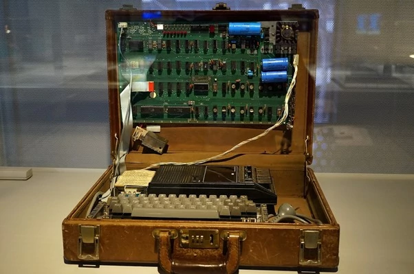  Apple-1 zamonotowany w walizce