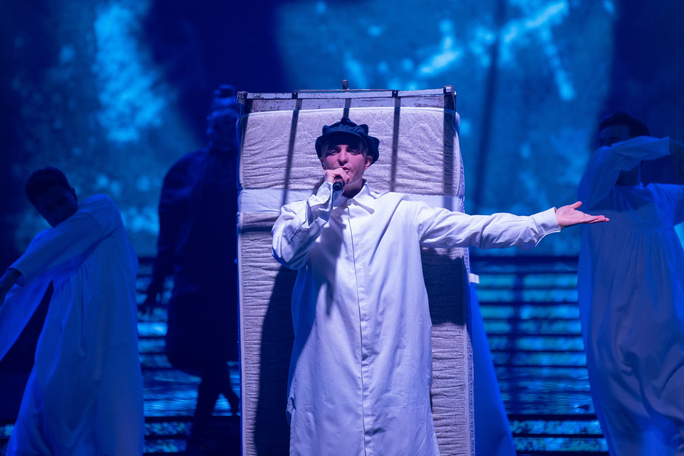 Piotr Gawron-Jedlikowski, jako Neil Tennant z Pet Shop Boys w programie "Twoja twarz brzmi znajomo 14"