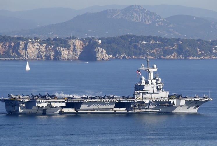 Atomowy lotniskowiec FS Charles de Gaulle (R 91)  fot. EPA/SEBASTIEN NOGIER Dostawca: PAP/EPA.