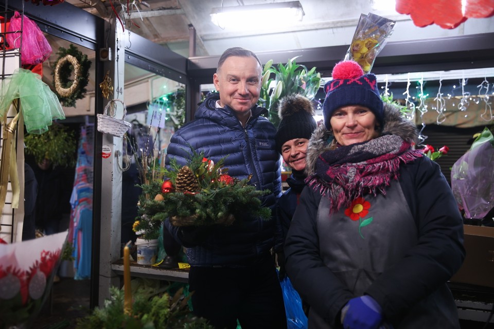 Prezydent Andrzej Duda podczas przedświątecznych zakupów na Nowym Kleparzu w Krakowie.