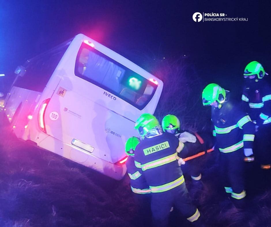 V okrese Lučenec zišiel z cesty autobus, skončil v priekope.