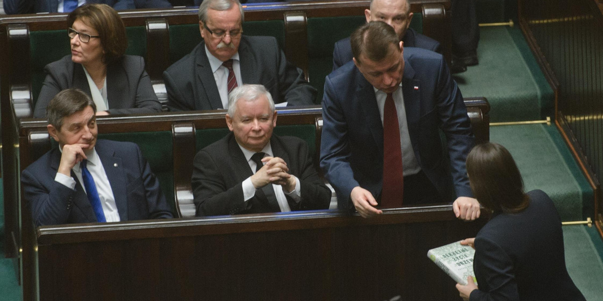 Posłanka PO wręcza prezent Kaczyńskiemu