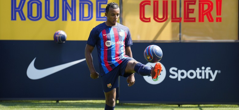 Barcelona sprzedała kolejne udziały i ogłosiła transfer Julesa Kounde