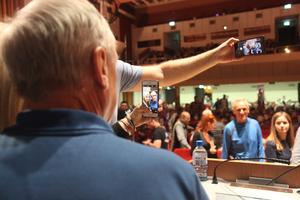 Jak prawidłowo robić selfie i czym jest autoportret - wyjaśnia Wojtek Wieteska 