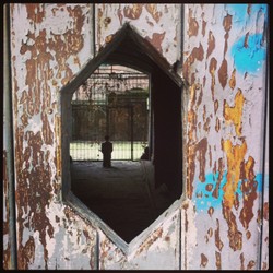 Sztuka, kicz czy skandal? Hitler modli się w warszawskiej bramie