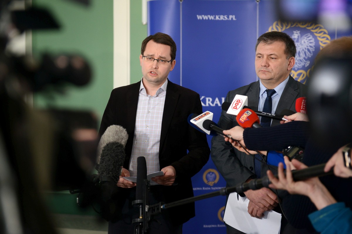 Rzecznik prasowy Waldemar Żurek (po prawej) oraz członek KRS Sławomir Pałka