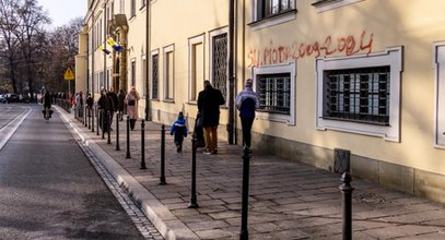 Tragedia w Krakowie. Nie żyje 47-latek, który podpalił się pod oknem papieskim