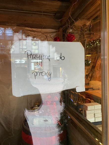 Kartka z napisem "przyjmę do pracy" na drzwiach jednej z restauracji na Krupówkach
