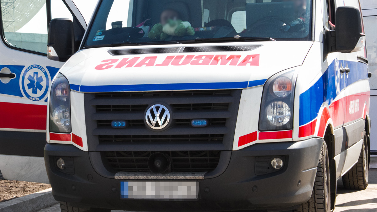 2,5-letni chłopiec wypadł z okna na pierwszym piętrze z bloku w Dębnie w Zachodniopomorskiem. Dziecko w ciężkim stanie trafiło do szpitala w Szczecinie - donosi RMF FM.