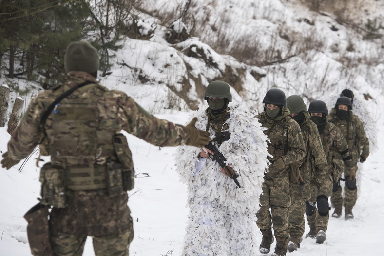 Członkowie Sił Zbrojnych Ukrainy biorą udział w ćwiczeniach wojskowych na poligonie na północy Ukrainy, 13 grudnia 2023 r.