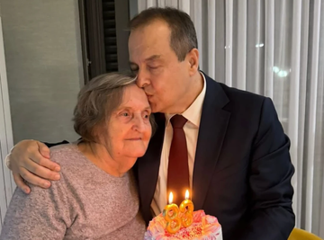 Ivica Dačić POZIRAO SA MAJKOM, svi se oduševili kako ju je iznenadio na poseban dan: Svi kažu da BAŠ LIČE! (FOTO)