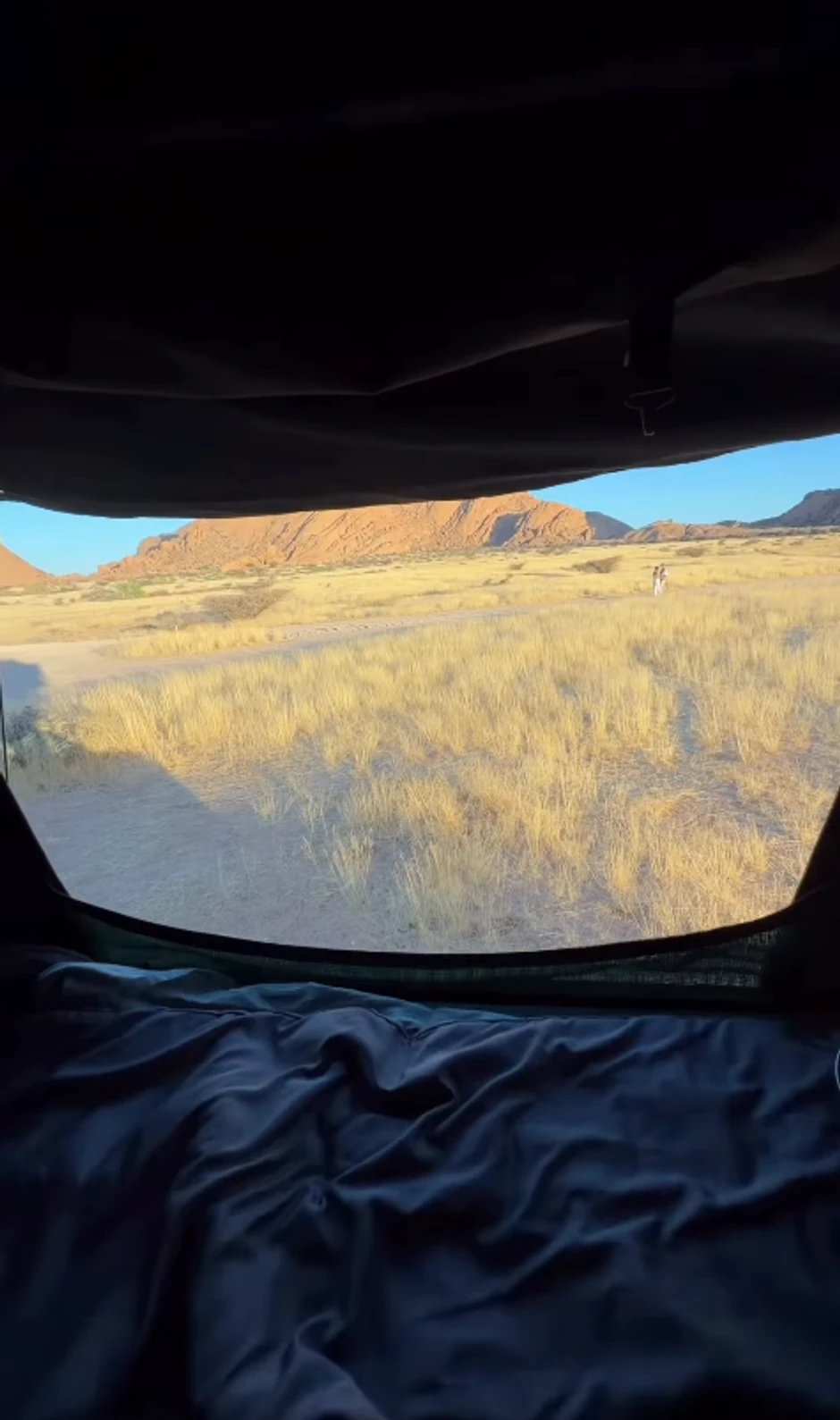 Maša Memedović raširila šator na krovu kola