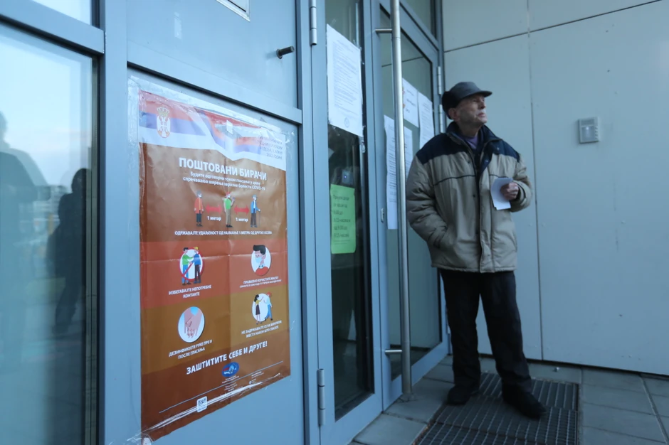 Deka Lazar ispred biračkog mesta